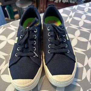 Cariuma navy sneakers - in great condition